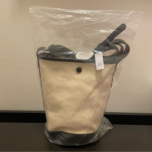 GAP Canvas Bucket Bag in Black White Multi - Picture 8 of 8